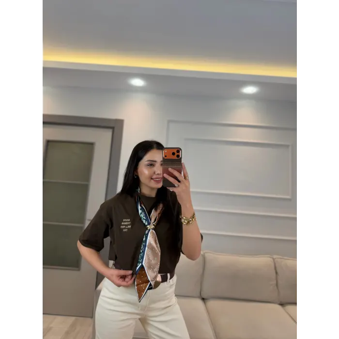 Yazı Nakış Fularlı T-Shirt