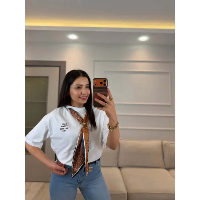 Yazı Nakış Fularlı T-Shirt