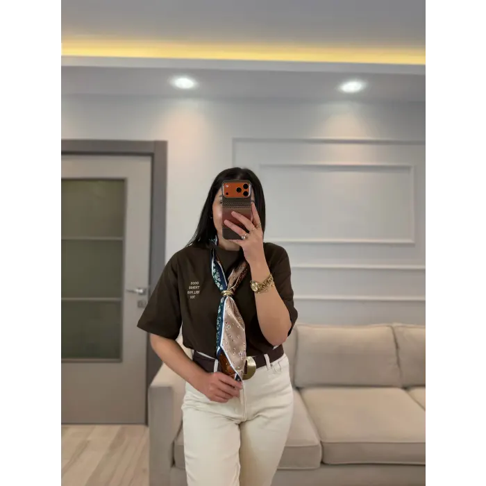 Yazı Nakış Fularlı T-Shirt