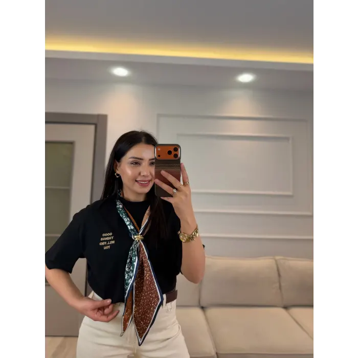 Yazı Nakış Fularlı T-Shirt