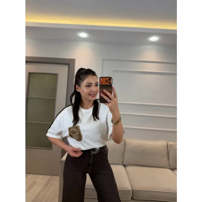 Cep Nakış Detaylı T-Shirt