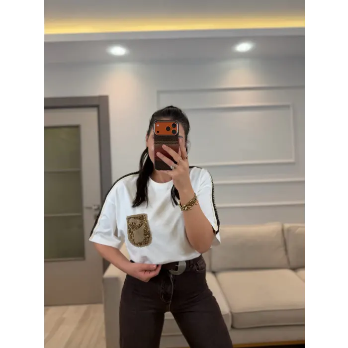 Cep Nakış Detaylı T-Shirt