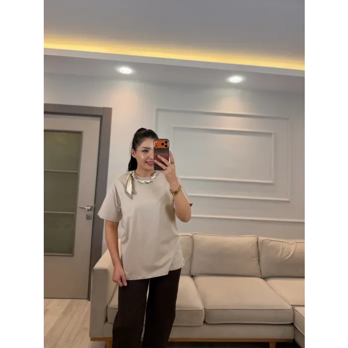 Yaka İncili Fularlı T-Shirt