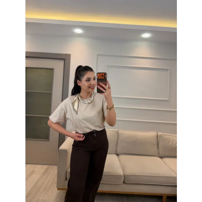 Yaka İncili Fularlı T-Shirt