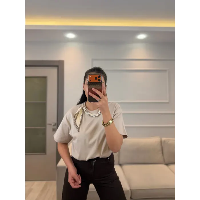 Yaka İncili Fularlı T-Shirt