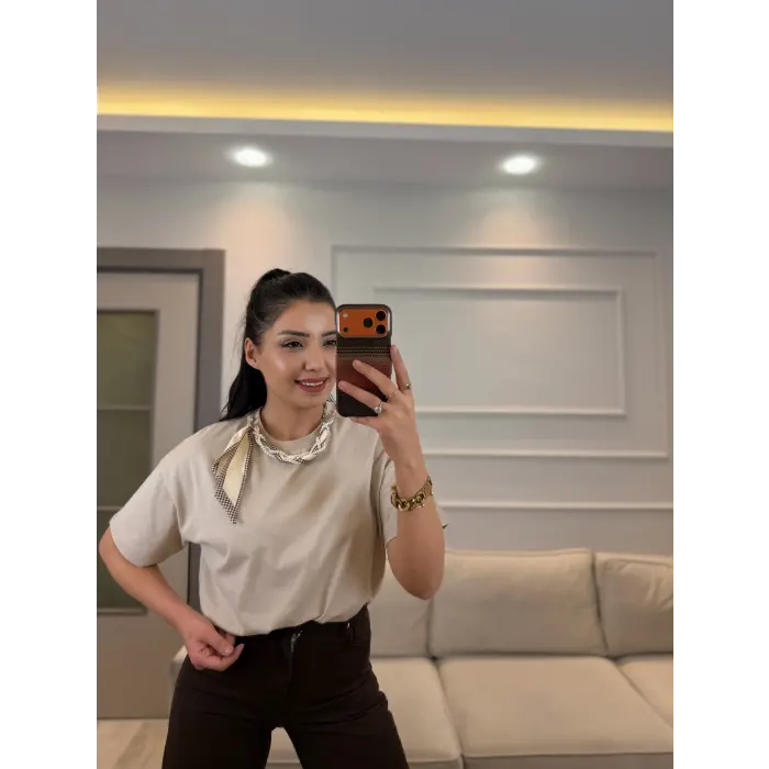 Yaka İncili Fularlı T-Shirt