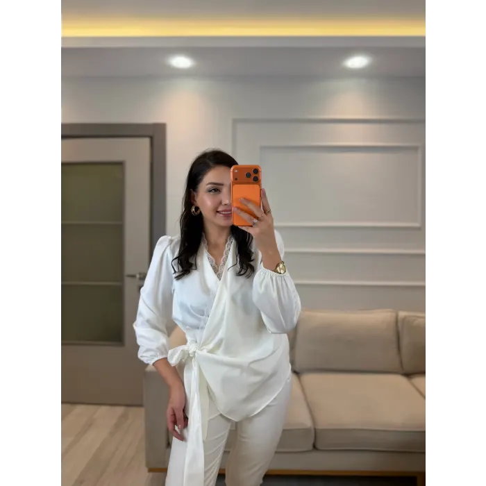 Dantel Detaylı Bağlamalı Saten Gömlek