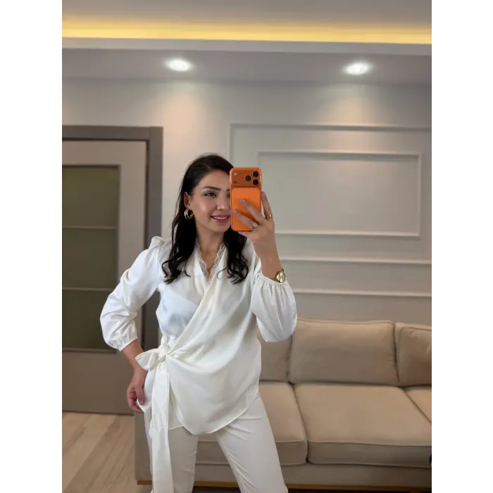 Dantel Detaylı Bağlamalı Saten Gömlek