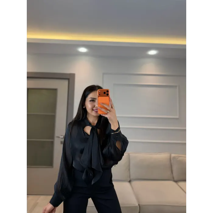 Organize Fular Detaylı Gömlek