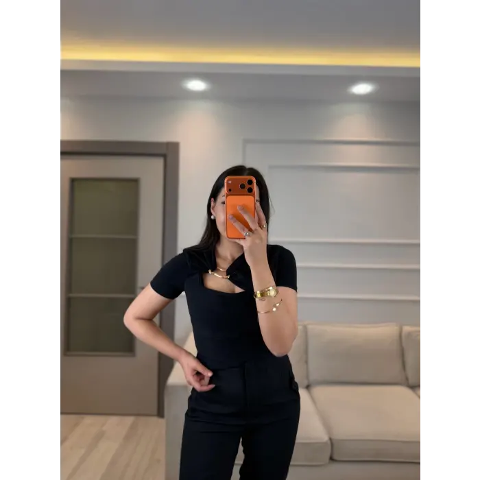 Yaka Dekolte Toka Detaylı Bluz