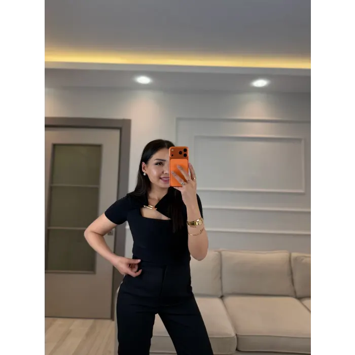 Yaka Dekolte Toka Detaylı Bluz