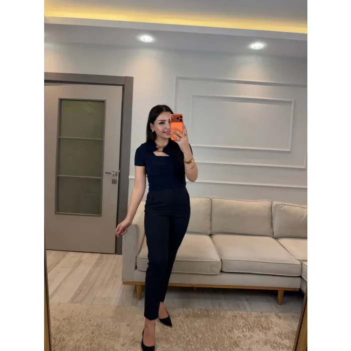 Yaka Dekolte Toka Detaylı Bluz