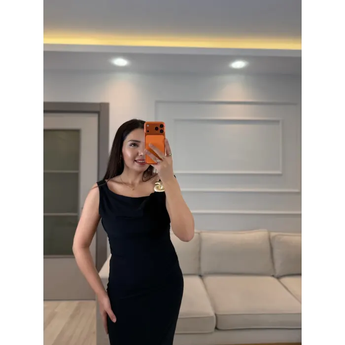 Aksesuar Detaylı Drapeli Elbise