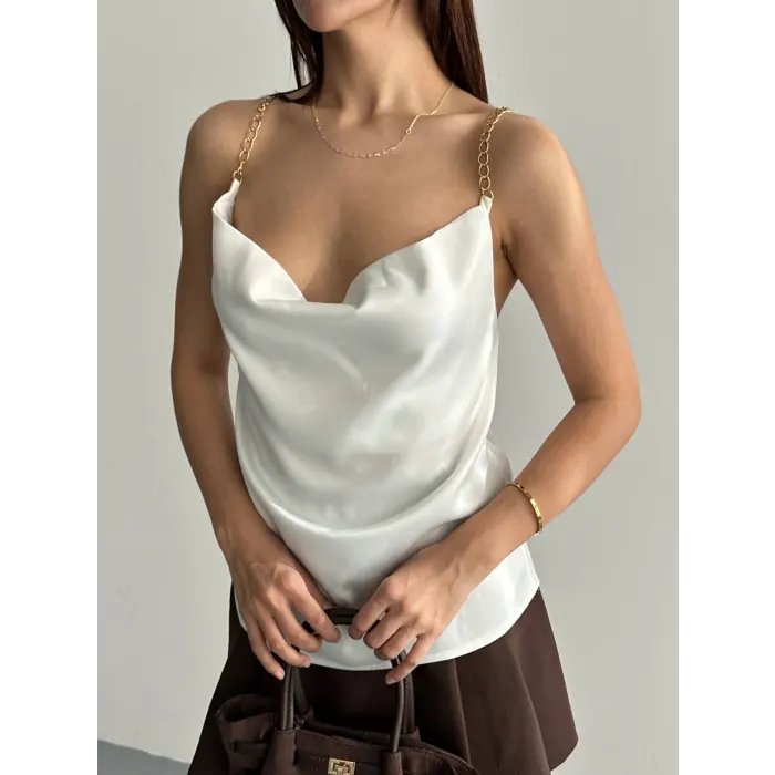 Saten Degaje Yaka Zincir Askılı Bluz