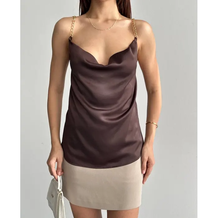 Saten Degaje Yaka Zincir Askılı Bluz