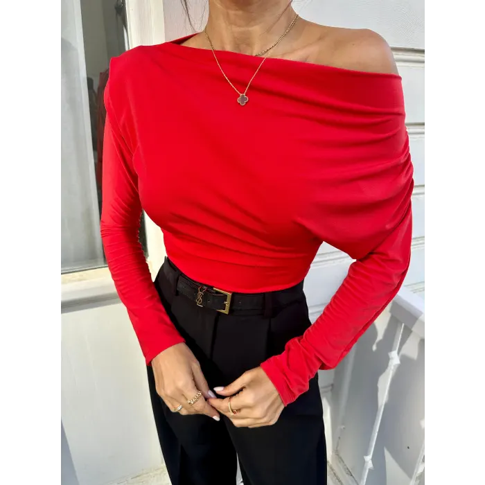 Arin Omzu Pileli Bluz