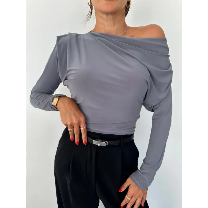 Arin Omzu Pileli Bluz
