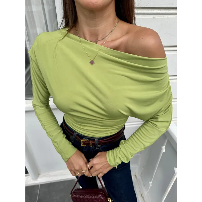 Arin Omzu Pileli Bluz