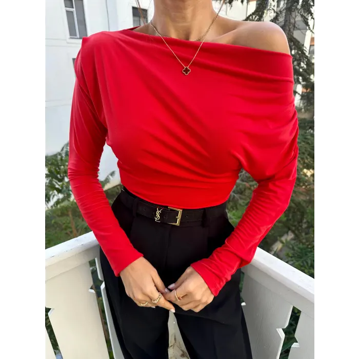 Arin Omzu Pileli Bluz