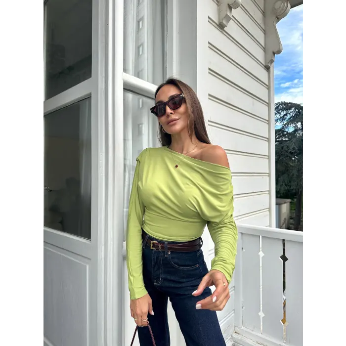 Arin Omzu Pileli Bluz