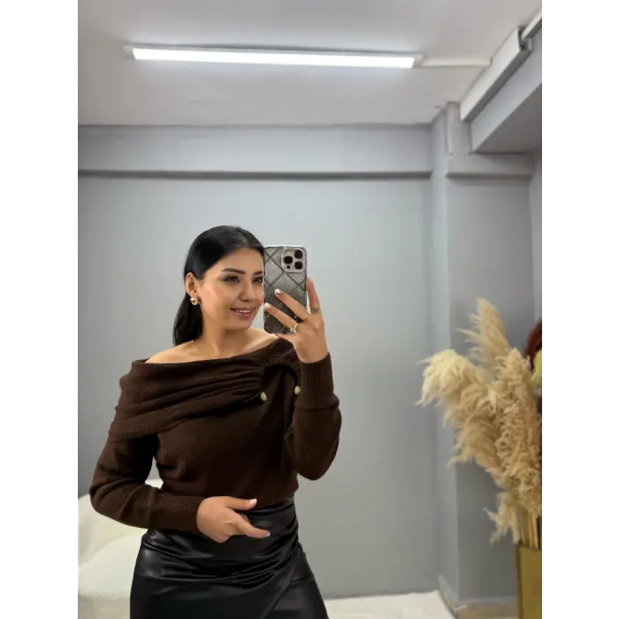 Benit Aksesuarlı Degaje Yaka Triko Kazak