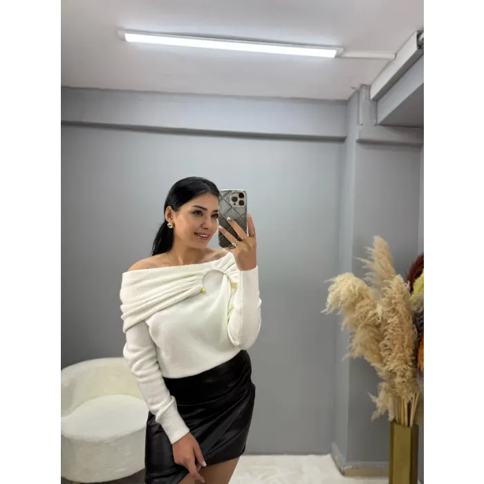 Benit Aksesuarlı Degaje Yaka Triko Kazak