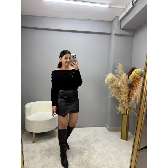 Benit Aksesuarlı Degaje Yaka Triko Kazak