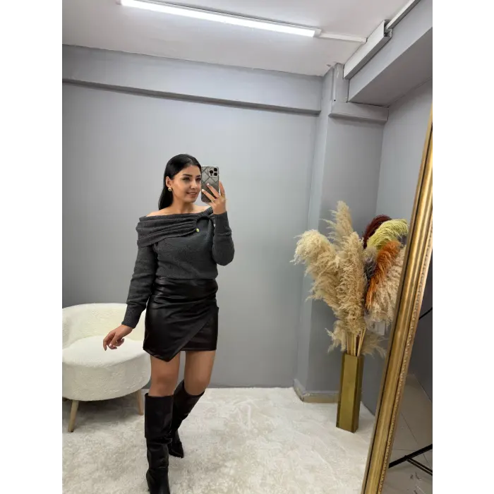 Benit Aksesuarlı Degaje Yaka Triko Kazak