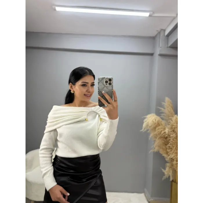 Benit Aksesuarlı Degaje Yaka Triko Kazak