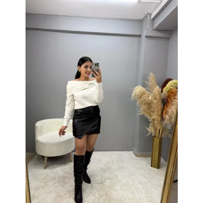 Benit Aksesuarlı Degaje Yaka Triko Kazak