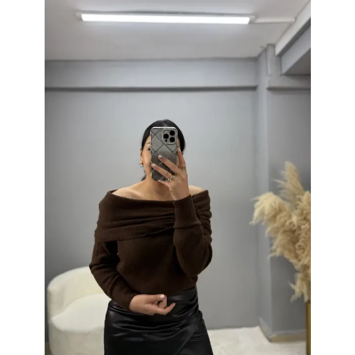 Benit Aksesuarlı Degaje Yaka Triko Kazak