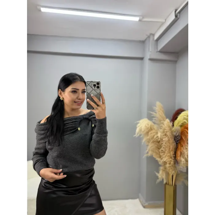 Benit Aksesuarlı Degaje Yaka Triko Kazak