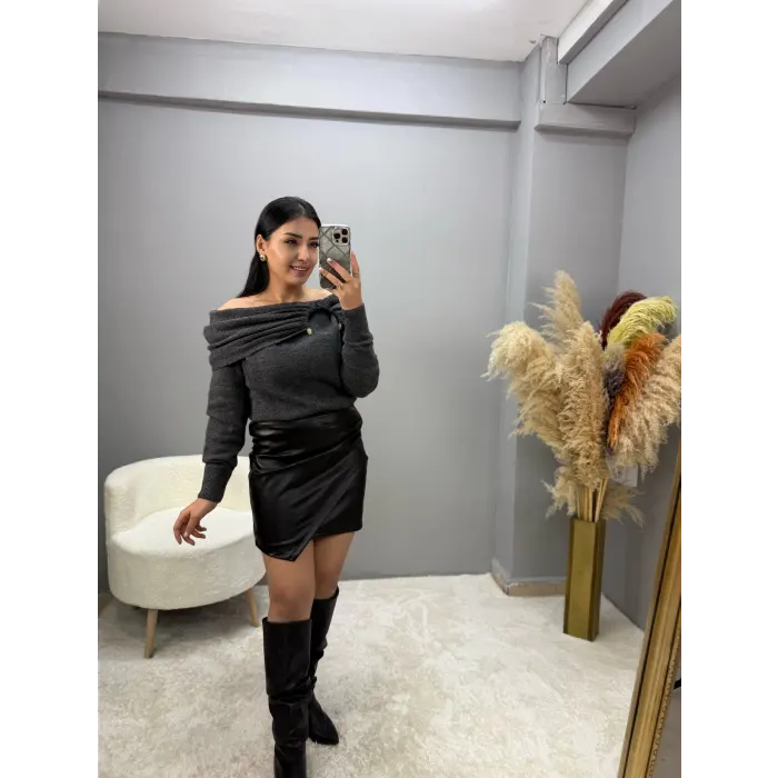 Benit Aksesuarlı Degaje Yaka Triko Kazak