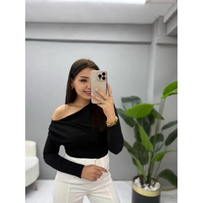 Düşük Omuz Drapeli Asimetrik Bluz