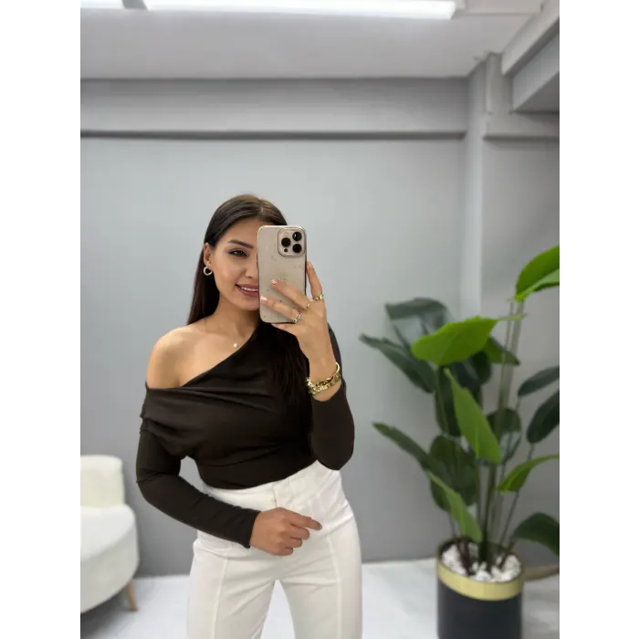 Düşük Omuz Drapeli Asimetrik Krep Bluz