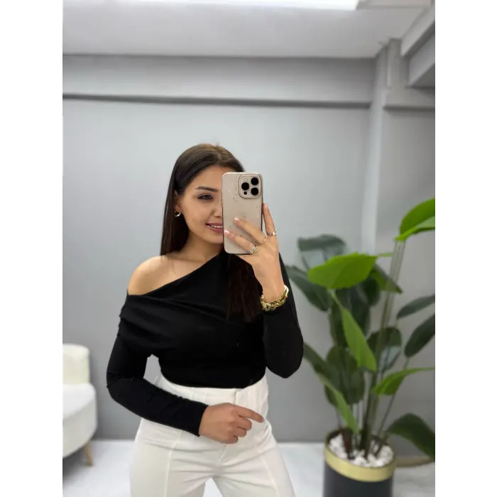 Düşük Omuz Drapeli Asimetrik Krep Bluz