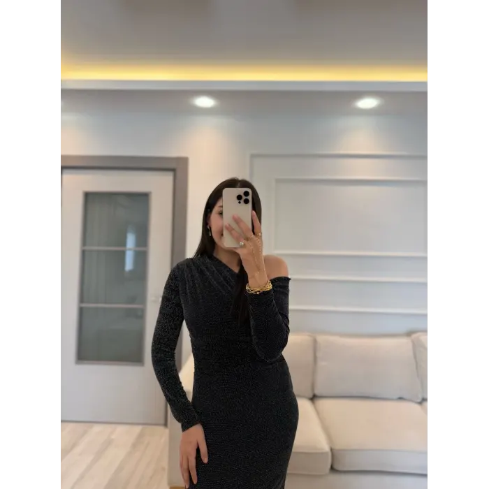 Düşük Omuz Simli Elbise