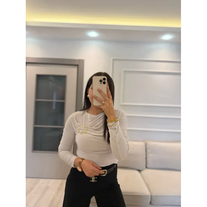 Göğüsü Tokalı Bluz