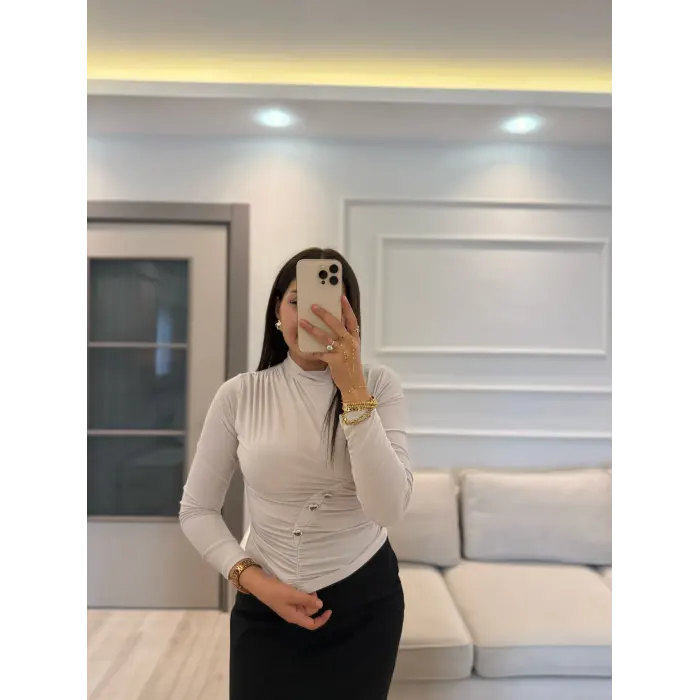 Kalp Düğmeli Büzgü Bantlı Bluz