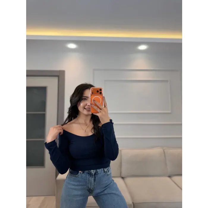 Kayık Yaka Uzun Kol Bluz