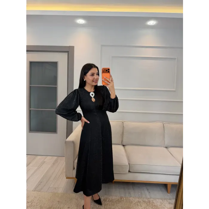 Ön Broşlu Simli Elbise