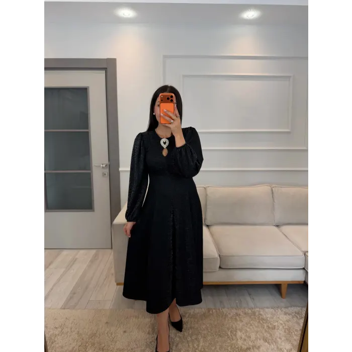 Ön Broşlu Simli Elbise