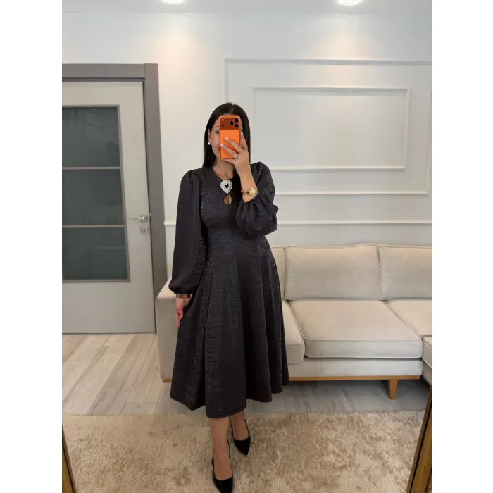 Ön Broşlu Simli Elbise