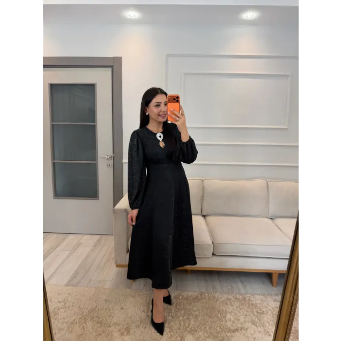 Ön Broşlu Simli Elbise