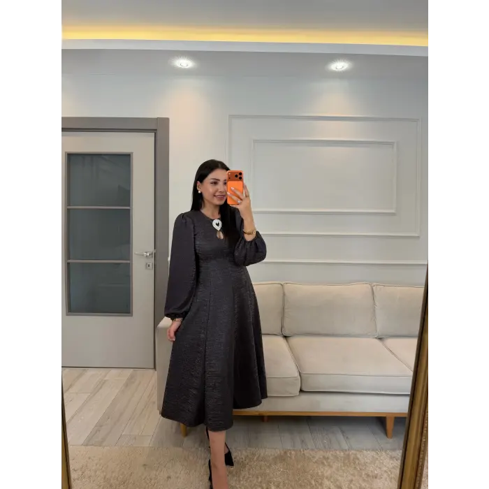 Ön Broşlu Simli Elbise