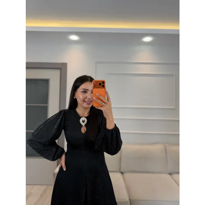 Ön Broşlu Simli Elbise