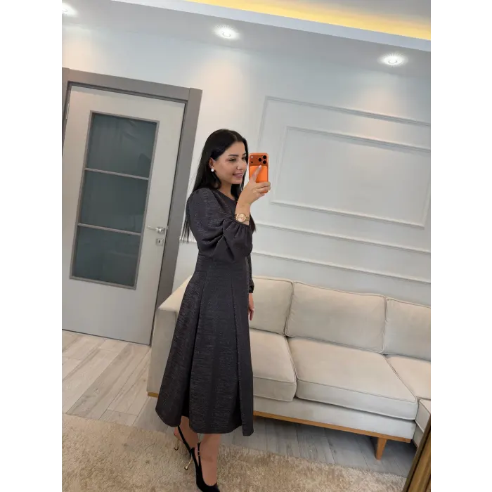 Ön Broşlu Simli Elbise