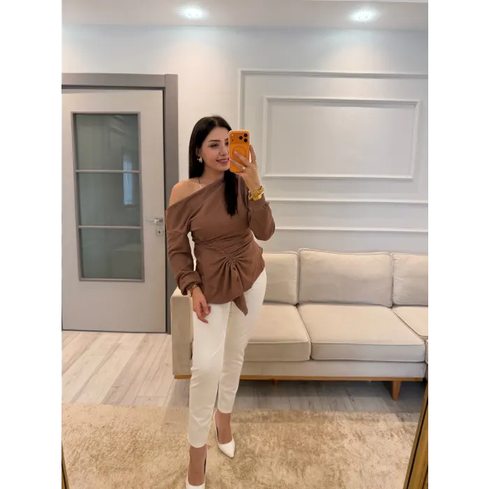 Önü Büzgülü Kayık Yaka Bluz