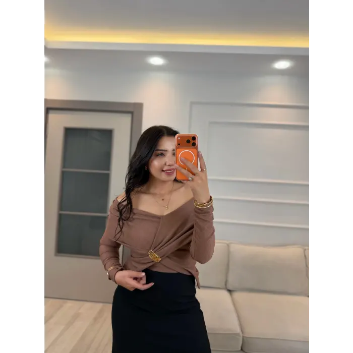 Şal Yaka Kruvaze Aksesuar Bluz