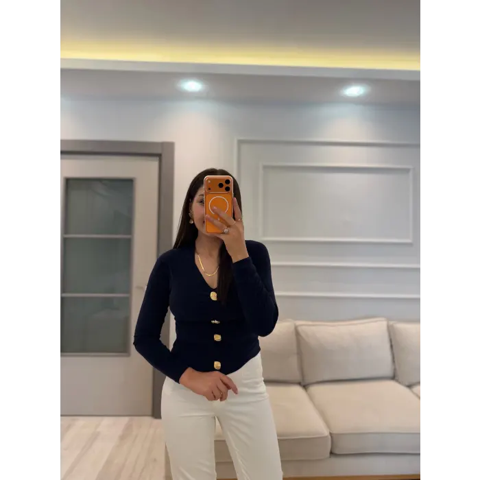 V Yaka Gold Düğmeli Sandy Bluz